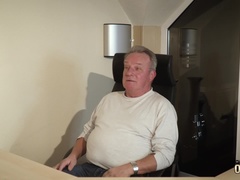 Sucer une bite, Tir de sperme, Branlette thaïlandaise, Embrassement, Bureau, Maigrichonne, Tatouage, Adolescente