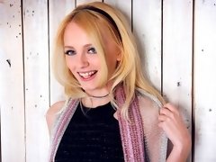 Sucer une bite, En levrette, Doigter, Rasée, Maigrichonne, Dénudage, Adolescente, Nénés
