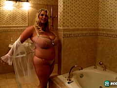 Enthousiasteling, Grote mammen, Blond, Mollig, Vingeren, Masturbatie, Alleen, Strippen