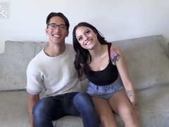 Sucer une bite, Brunette brune, En levrette, Embrassement, Léchez, Dénudage, Tatouage, Adolescente