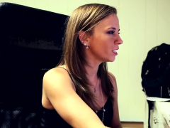 This guy cheated on his pretty wife cuz he thinks that his