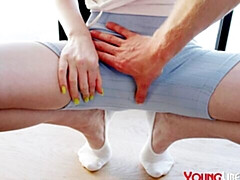 Cul, Grosse bite, Sucer une bite, Brunette brune, Seins naturels, Cheveux courts, Maigrichonne, Adolescente