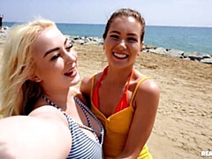 Strand, Fingern, Küssen, Lingerie, Masturbation, Rasiert, Entkleiden, Jungendliche (18+)