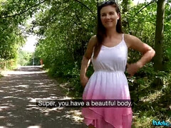 Grosser schwanz, Blasen, Braunhaarige, Betrug, Kehlenfick, Geld, Im freien, Öffentlich