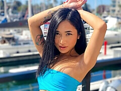 18 ans, Grosse bite, Noire, Branlette thaïlandaise, Léchez, Masturbation, Seins naturels, Nénés