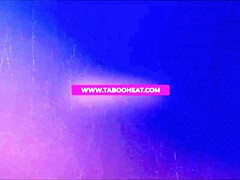 Leie, Grosse titten, Blondine, Vollbusig, Doppelpenetration, Sporthalle, Flotter dreier, Titten