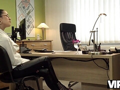 Elis Dark's glasses make her look even hotter than she is!