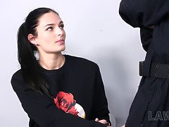 18 ans, Sucer une bite, Brunette brune, Européenne, Police, Réalité, Fils, Adolescente