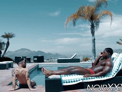 Grosse bite, Noire, Queue, Hard, Interracial, Piscine, Lécher le sphincter, Tatouage