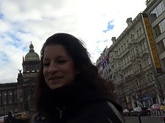 Hunt4k. cuckold observa cómo su girlfriend eyacula gracias al rico hijo de puta