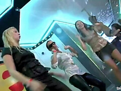 Zwart, Naakte man aangeklede vrouw, Groep, Hd, Hakken, Lesbisch, Doordringend, Tatoeage