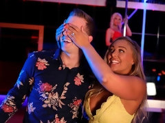 Grosser arsch, Blondine, Blasen, Hundestellung, Handjob, Schreiend, Entkleiden, Tätowierung