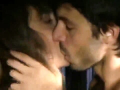 Amateur, Brunette brune, Couple, Français, Embrassement, Lesbienne, Mère que j'aimerais baiser, Rugueux