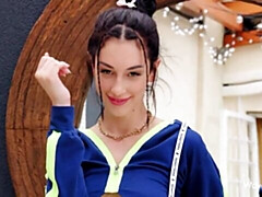 18 jaar, Grote mammen, Bruinharig, Vingeren, Masturbatie, Alleen, Strippen, Tiener