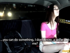 Blasen, Braunhaarige, Auto, Lecken, Natürlichen titten, Im freien, Muschi, Titten