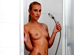 18 ans, Amateur, Blonde, Masturbation, Douche, Solo, Dénudage, Adolescente