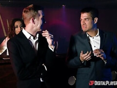 Amerikanisch, Arsch, Grosser schwanz, Fingern, Natürlichen titten, Im freien, Titten, Zug