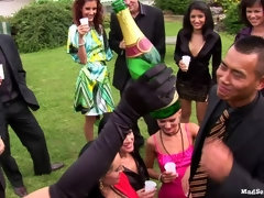 Aangekleed, Sperma shot, Lesbisch, Orgie, Buiten, Feest, Swinger, Nat