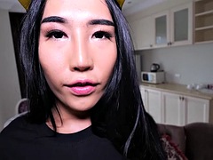 Aziatisch, Grote mammen, Pijpbeurt, Handbeurt, Shemale, Trio, Tieten likken
