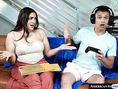 Gros cul, Grosse bite, Gros seins, Sucer une bite, Brunette brune, Rondelette, En levrette