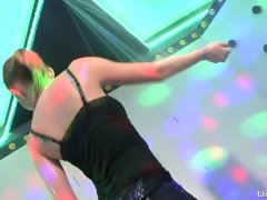 Blond, Bruinharig, Dansen, Lesbisch, Pornster, Satijn, Swinger, Nat