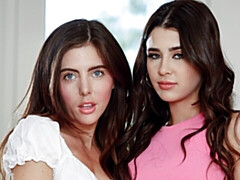 Doigter, Lesbienne, Masturbation, Seins naturels, Rasée, Strapon, Adolescente, Nénés