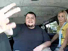 18 ans, Sucer une bite, Brunette brune, Humiliation, Argent, Public, Réalité, Adolescente