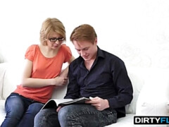 18 jahre, Blondine, Spermaladung, Brille, Hardcore, Hd, Küssen, Titten