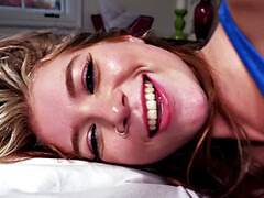 Doigter, Poilue, Insertion, Mamelons, Solo, Tatouage, Vibromasseur, Voyeur