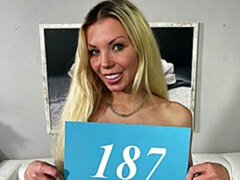 Arsch, Grosse titten, Blondine, Blasen, Hundestellung, Dürr, Tätowierung, Titten