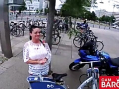 Enthousiasteling, Bruinharig, Rondborstig, Sperma in mond, Moeder die ik wil neuken, Natuurlijke tieten, Buiten, Openbaar