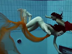 美女, デカパイ, 彼女, レズビアン, プール, ポルノスター, 公共, ロシア人