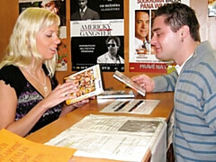 Enthousiasteling, Grote lul, Blond, Hondjeshouding, Spijkerbroeken, Natuurlijke tieten, Openbaar, Tiener