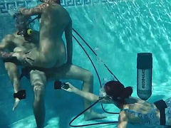 Nana, Sucer une bite, Hard, Piscine, Public, Adolescente, Plan cul à trois, Sous marin