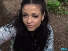 Amateur, Noire, Européenne, De plein air, Petite femme, Chatte, Cheveux courts, Tatouage