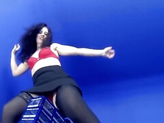 Giantess in City
