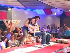 Enthousiasteling, Mooie dikke vrouwen, Grote lul, Groep, Hardcore, Feest, Trio, Tieten likken