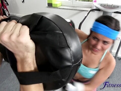 Amateur, Sucer une bite, Brunette brune, Bâillonner, Gym, Branlette thaïlandaise, Seins naturels, Fessée