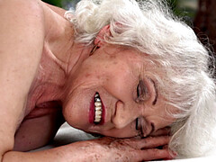 18 jahre, Blondine, Hundestellung, Oma, Behaart, Massage, Muschi, Erotischer film