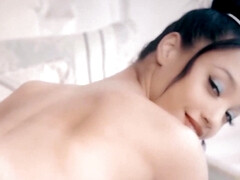 Alexis Tae brings herself to an eye-rolling orgasm