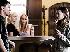 Gros cul, Grosse bite, Sucer une bite, En levrette, Seins naturels, Adolescente, Plan cul à trois, Nénés