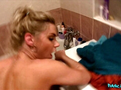 Amateur, Culo, Cuarto de baño, Rubia, Coche, Al aire libre, Ducha, Mojado