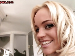 Amateur, Bikini, Blonde, Plantureuse, Rondelette, Gorge profonde, Talons, Plan cul à trois