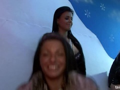 Schwarz, Blondine, Cfnm, Handjob, Interrassisch, Lecken, Natürlichen titten, Swingers