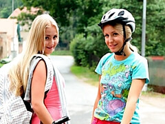 Grosser arsch, Grosse titten, Blondine, Küssen, Lesbisch, Masturbation, Rasiert, Titten