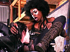 Grote kont, Grote mammen, Lesbisch, Likken, Ondergoed, Masturbatie, Strippen, Tieten likken