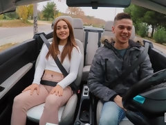 Sucer une bite, Brunette brune, Voiture, En levrette, Branlette thaïlandaise, Rasée, Dénudage, Adolescente