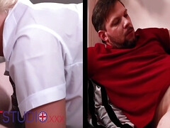 Leie, Blasen, Britisch, Aufs gesicht abspritzen, Hardcore, Selbstgemacht, Schlucken, Uniform