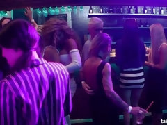 Vestidas, Club, Bailar, Muñeca, Besar, Orgía, Coño, Intercambio de parejas