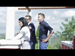 In den arsch, Blondine, Braunhaarige, Jeans, Küssen, Nippel, Im freien, Ablutschen